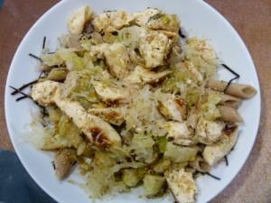 Vuestras Comidas MacrobiotiVas Pasta de espelta integral con algas, pollo, arame y condimentado con chucrut, vinagre umeboshi y gomasio de María (Barcelona).