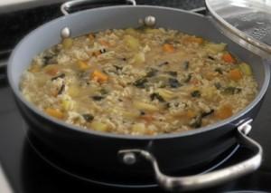 Arroz integral caldoso con algas Paella de arroz integral con algas.