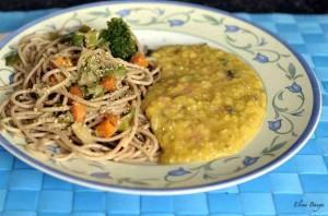Vuestras Comidas MacrobiotiVas Pasta de espelta con verduras y crema de lenteja roja.