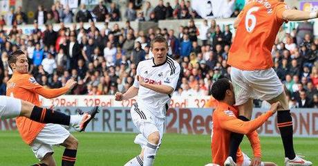 El Swansea pone el fútbol, Cissé los goles