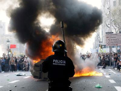 El 15M y DRY lo han conseguido: ahora, todo el que se manifieste, 1º, será molido a palos, después, lo ficharán y encerrarán, y, luego, le sacarán 4.000 euros de vellón.