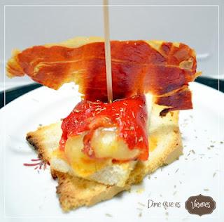 Bocadito de pimientos del piquillo rellenos de Queso san Simon