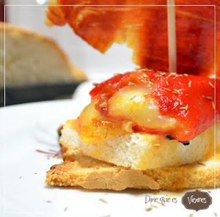 Bocadito de pimientos del piquillo rellenos de Queso san Simon