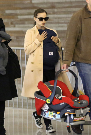 Natalie Portman, otra madre que protege a su bebé de los curiosos Natalie Portman, otra madre que protege a su bebé de los curiosos