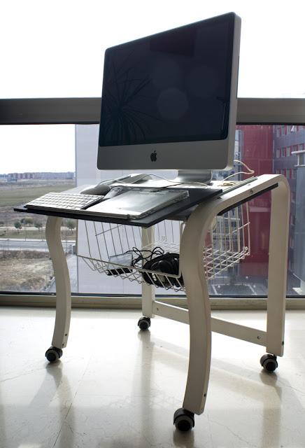 Ikea hack: Sillón poang como mesa para imac