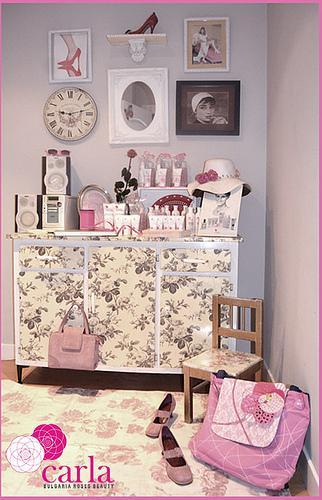 Recicla un mueble con papel de rosas