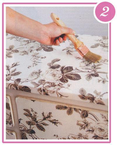 Recicla un mueble con papel de rosas