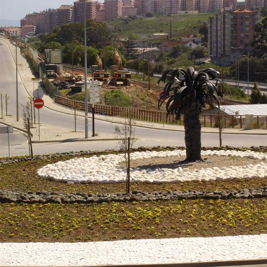 Metamorfose: La palmera de neumáticos de Lucia Zani