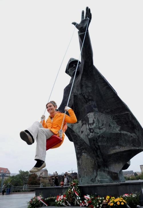 alecshao:

Kamila Szejnoch - Swing, 2008
Winner of the Szpilman...