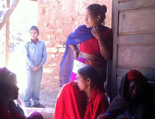 Mujeres de Nepal en una pausa de la violenta vida cotidiana. / Credit:Naresh Newar/IPS
