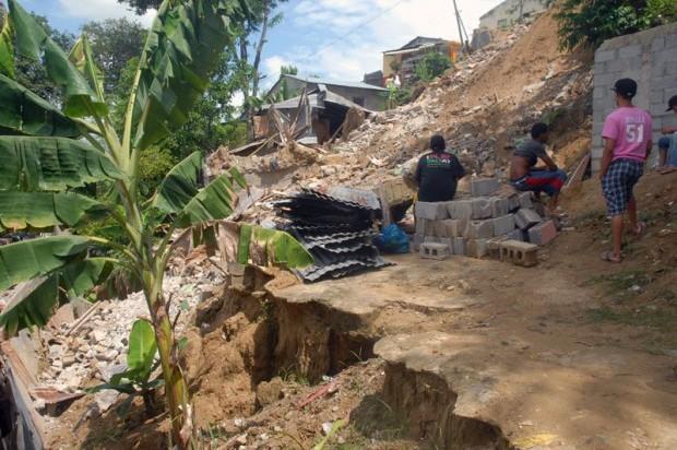ALERTA: Nuevos daños por derrumbes de tierra en Santiago
