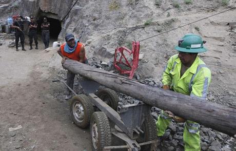 Preparan túnel para rescate de nueve mineros atrapados en Perú