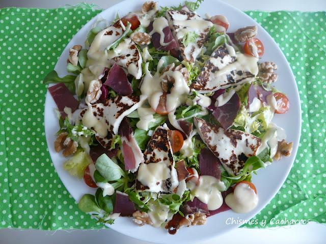 Ensalada de cecina y queso a la planca con vinagreta de miel y mostaza