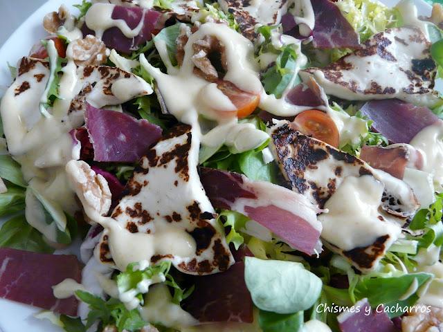 Ensalada de cecina y queso a la planca con vinagreta de miel y mostaza