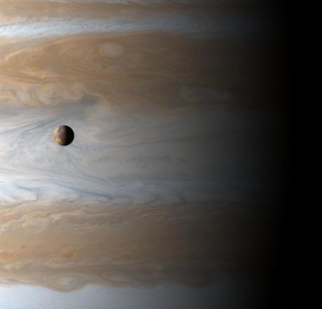 Io y las nubes de Júpiter