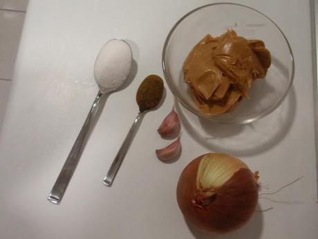 Saté de pollo con salsa de cacahuete