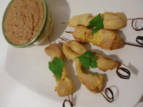 Saté de pollo con salsa de cacahuete