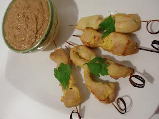 Saté de pollo con salsa de cacahuete