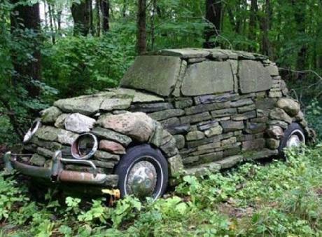 coche hecho con piedras