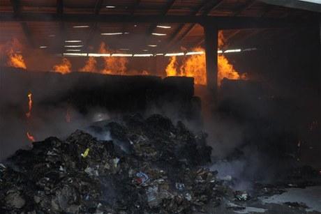 Incendio afecta empresa Fibras Internacionales en Villa Mella