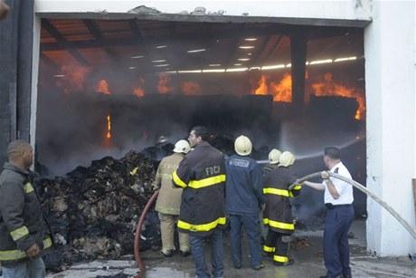 Incendio afecta empresa Fibras Internacionales en Villa Mella