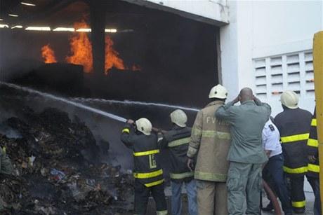 Incendio afecta empresa Fibras Internacionales en Villa Mella
