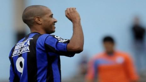 Fútbol uruguayo: el Negro de la Cuchilla disfruta sin apuros
