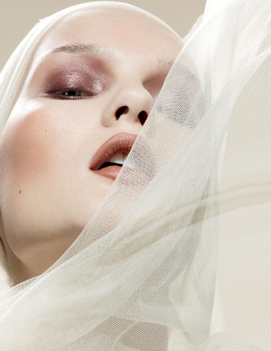 modelo Mineralize Perfectly Finished de MAC Cosmetics