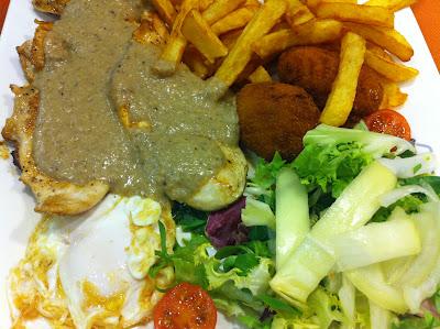 Ñam, donde la comida no está a la altura de los camareros