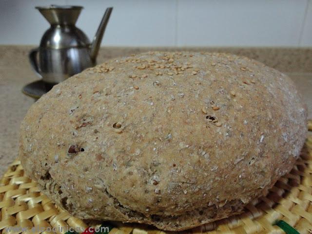 Pan de centeno, nueces y sésamo