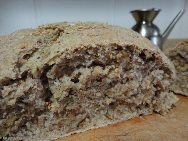Pan de centeno, nueces y sésamo