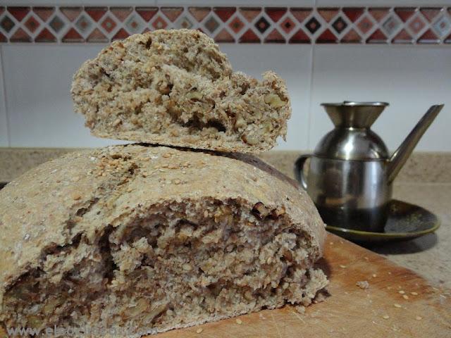 Pan de centeno, nueces y sésamo