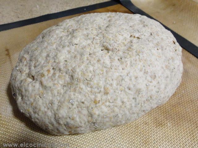 Pan de centeno, nueces y sésamo