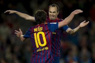 A veces Messi saca pecho y Alexis lo agradece