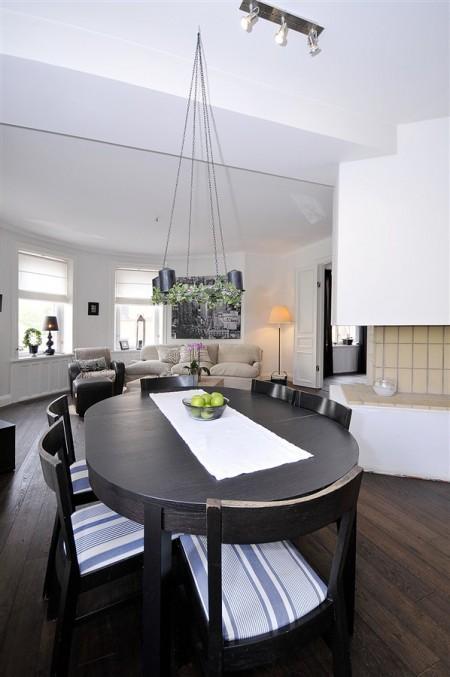 ventanas paneladas suelo de parquet de roble teñido suelo de madera de roble teñido salón planta redonda piso con chimenea Estilo nórdico sobre suelo de madera de roble diseño de interiores decoración piso diáfano decoración nórdica decoración escandinava decoración en blanco y madera decoración de interiores cocina en dos acabados cocina blanca cocina americana cocina abierta al salón cocina abierta azulejos modernos baño y cocina 
