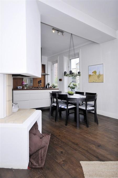 ventanas paneladas suelo de parquet de roble teñido suelo de madera de roble teñido salón planta redonda piso con chimenea Estilo nórdico sobre suelo de madera de roble diseño de interiores decoración piso diáfano decoración nórdica decoración escandinava decoración en blanco y madera decoración de interiores cocina en dos acabados cocina blanca cocina americana cocina abierta al salón cocina abierta azulejos modernos baño y cocina 
