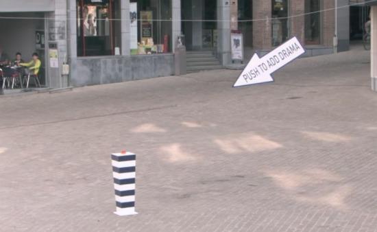 Aprieta el botón para añadir drama, una experiencia brutal en medio de la calle