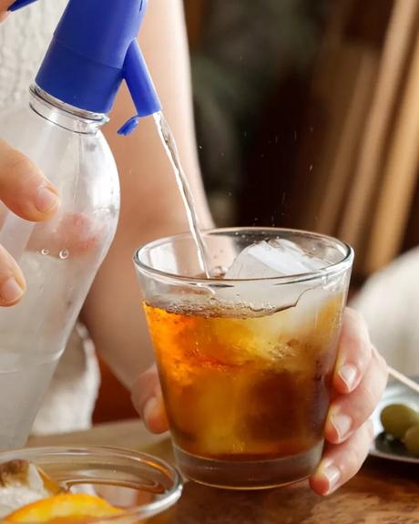 soda en vaso con vermut