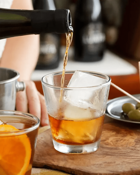 vermut en vaso con hielo