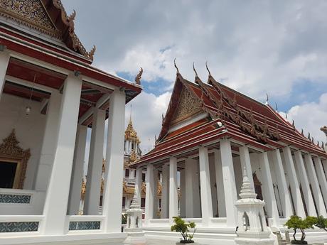 Pasillos y escaleras interiores del Wat Ratchanatdaram en Bangkok