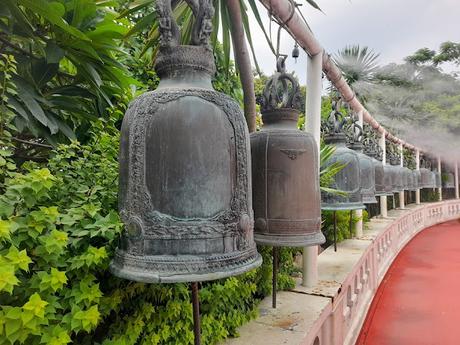 Fila de campanas doradas en el Golden Mount de Bangkok