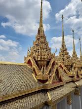 Estructura metálica del Wat Ratchanatdaram en Bangkok bajo cielo despejado
