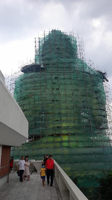 Gran Buda cubierto por andamios en Bangkok durante restauración