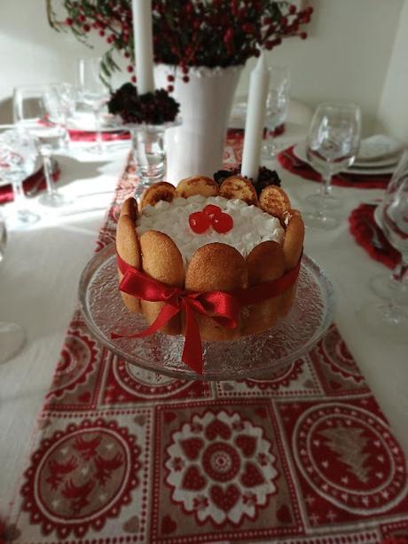 Carlota de mango ,postre navideño postre de mango con bizcochos en el contorno