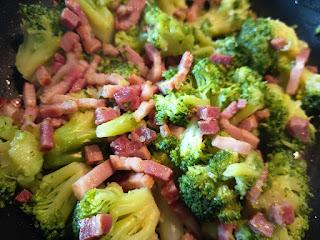Brócoli con jamón y bacon