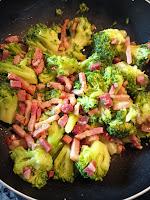 Brócoli con jamón y bacon
