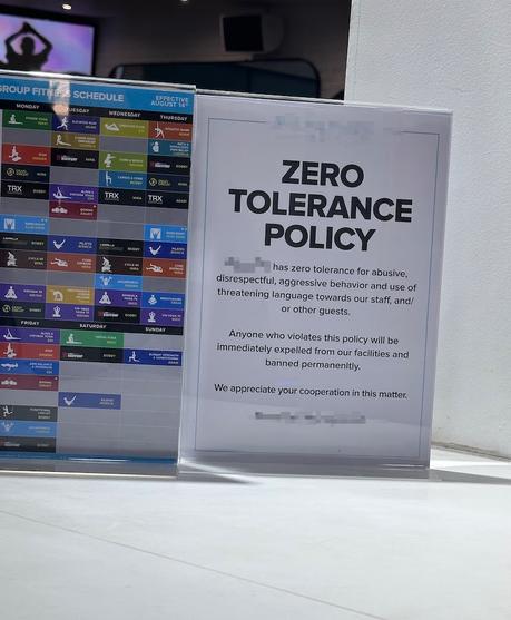 Expulso a dos clientes con malas formas