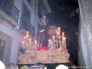 Calles estrechas camino Corrada Obispo.La Madrugá en Semana Santa Oviedo 2012