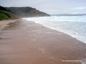 Playa de Vega en Ribadesella - Zona occidental , nudista y con restos jurásicos