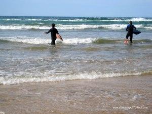 Playa de Vega en RIbadesella: Fuerte oleaje y surf